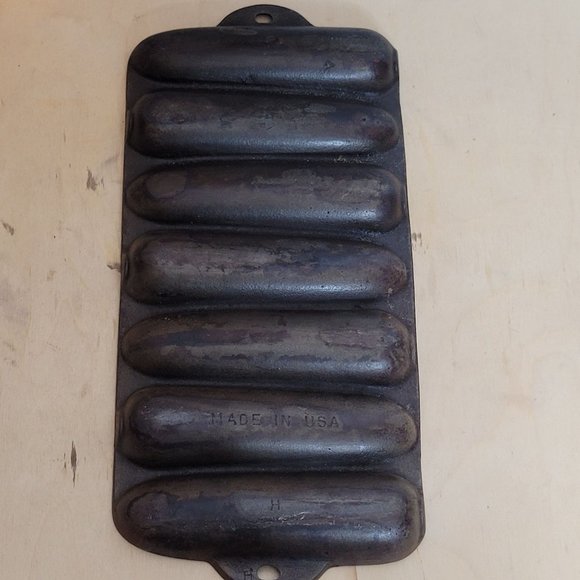 Vintage Cast Iron Cornbread Pan Made in USA Makes 7 Corn Shaped Loaves Metal - Picture 5 of 9